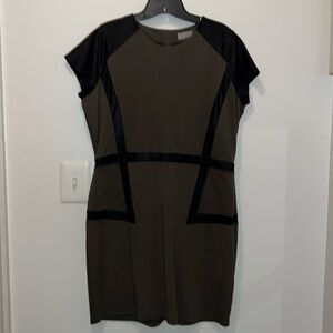 EVOLUTION - LARGE GREEN & BLACK STRETCH ZIP BACK SHORT SLEEVE DRESS EUC